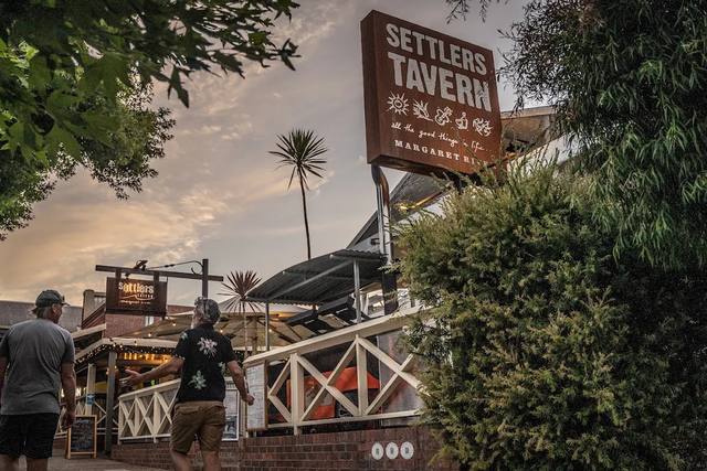 Settlers Tavern Bar & Pub